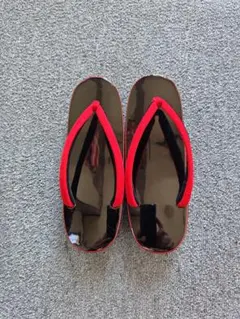 黒と赤の光沢下駄