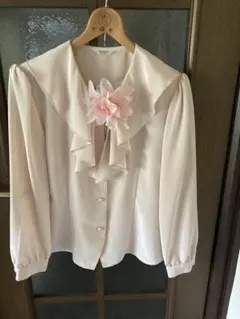 薄いピンクのフリルブラウス