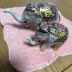 陶器製の多色象の置物