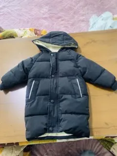 フード付き黒ダウンコート