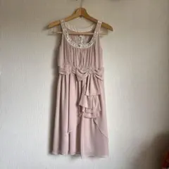 ビーズ装飾付きピンクドレス