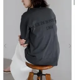【新品】ボンジュールサガン バックロゴピグメントT Tシャツ チャコールグレーのサムネイル