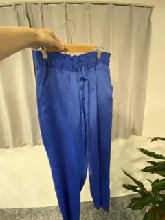 ブルー サテンパンツ　テーパード　スラックス
