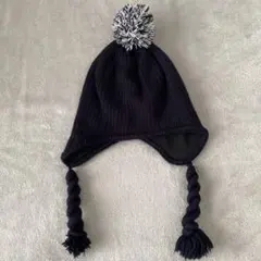 黒いポンポン付きニット帽