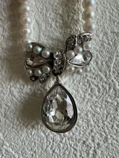 パールとクリスタルのリボンネックレス