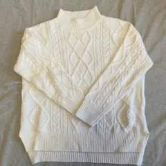 オフホワイトＭサイズ　ケーブル編み ニットセーター　長袖