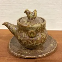 陶器 醤油差し 鳥のつまみ　皿付き　陶芸家「舞」作 水滴　受け皿付き 陶器 醤油差し 鳥のつまみ 皿付き 陶芸家「舞」作 水滴 受け皿付き