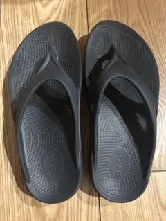 oofos ウーフォス　黒　トングサンダルのサムネイル
