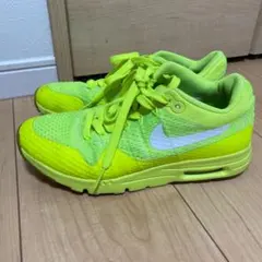 NIKE ネオンカラースニーカー　蛍光イエロー