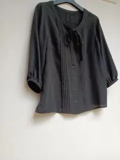 黒シャツ　リボンブラウス　七分袖