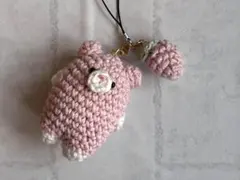 編みぐるみ　ラメ入りくまさんと苺のキーホルダー