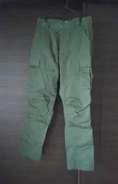 オリーブ ワークパンツ