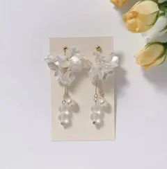 白フラワーとパールの揺れイヤリング｜大人可愛い・軽量・春コーデ・ピアス変更可