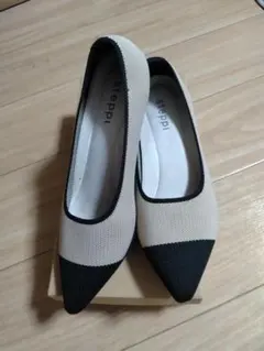 軽量ベージュと黒のスリッポンシューズ