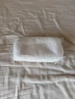 ホワイト猫チャーム付きポーチ