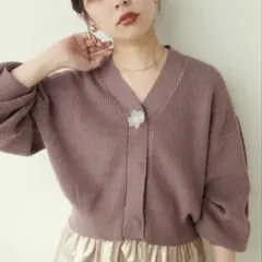 【新品未使用】お花釦Vネックニットカーディガン　グレージュ　ナイスクラップ
