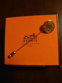 希少】HERMES エルメス 香水モチーフ エナメル ピンズ ブローチ - メルカリ