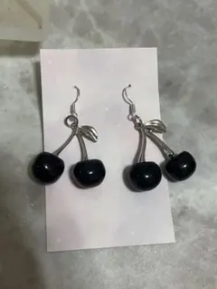 ブラックチェリーピアス