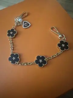 花型チャームと金色チェーンのアクセサリー