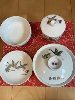 お食い初め 鶴柄食器セットとスタイ