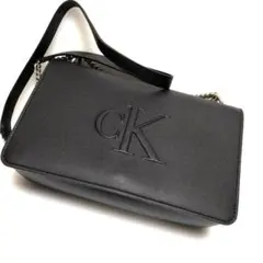 【新品】カルバンクライン ブラック ショルダーバッグ エンボスロゴ　CKのサムネイル