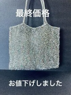 アンテプリマのシルバーに薄ブルー入りバック