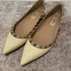 VALENTINO アイボリースタッズフラットシューズ