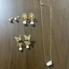 蝶モチーフのゴールドピアスとネックレスセット