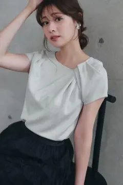 新品未使用タグ付き Essentia Asymmetrical Tuck Top