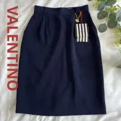 新品タグ付き♡VALENTINO タイトスカート　刺繍　ヴァレンティノ　チャームのサムネイル
