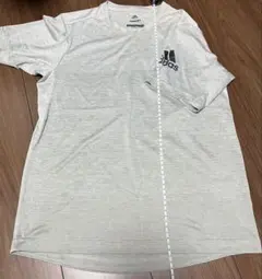 adidas ポリエステル　トレーニングシャツ