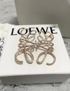 LOEWE ゴールド ブローチ 新品 付属品ありのサムネイル