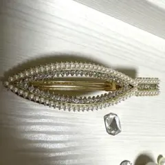 ☆✴︎特価ヘアピンコーナー410キラキラ小粒ストーンとパール楕円形瞳のクリップピン