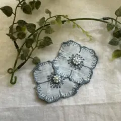 ＊ハンドメイドミナペルホネンブルーWカメリアパールブローチ