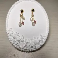 淡水パールとルビーの揺れるピアス ゴールドカラー