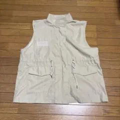 ベージュ ノースリーブベスト フロントポケット付き