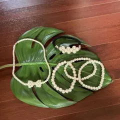 パール風のネックレスとヘアゴムとブレスレット