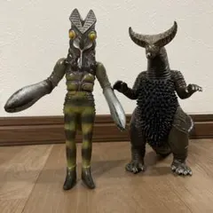 ☆バンダイ ソフビ 旧ウルトラ怪獣シリーズ800 バルタン星人・パワードゴモラ☆
