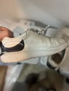 Alexander McQueen オーバーサイズ スニーカー 白/黒 40.5のサムネイル