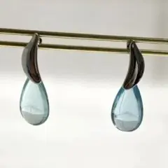 青色と透明のドロップ型ピアス　可愛い　お洒落　個性的　カジュアル　新品　未使用