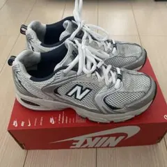 New Balance 530 シルバー/ネイビーのサムネイル
