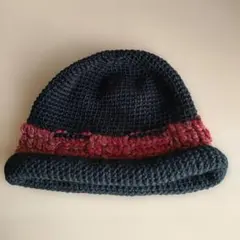 黒と赤の編み物帽子