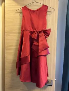 【140】赤いリボン付きフレアドレス