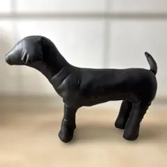 강아지 모양의 몸통 검은색
