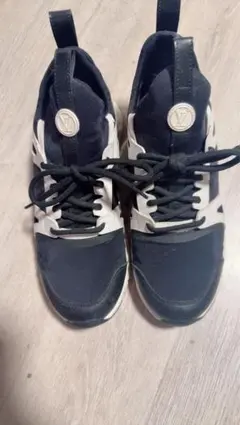 ロゴ付きブラックホワイトスニーカー