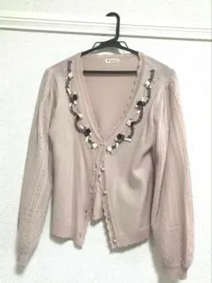 axes femme バラ装飾付き薄いピンクカーディガン
