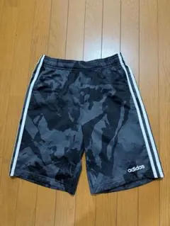 adidas ブラックカモフラショートパンツ Mサイズ