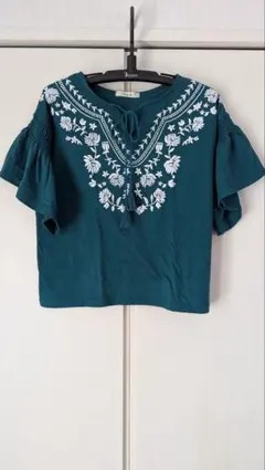 刺繍入りフレアスリーブ袖の半袖トップス