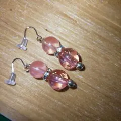 チェリークオーツとピンクのキラキラパーツのピアス