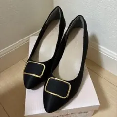 ChiffonFit ゴールドバックル パンプス ブラック 23.5のサムネイル